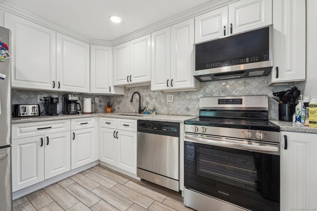 Building Photo - 44 Simsbury Manor Dr