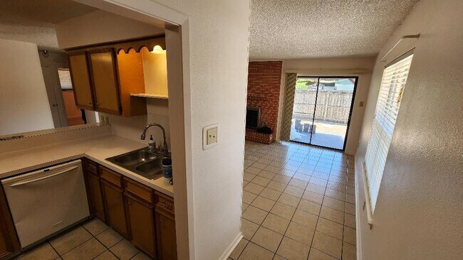 Foto del edificio - 8511 Woodstone Dr