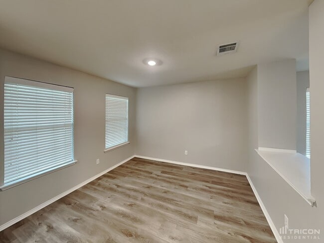 Building Photo - 204 Blue Roan Dr
