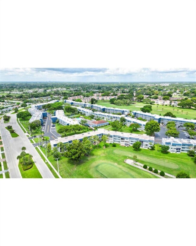 Foto del edificio - 7787 Golf Cir Dr