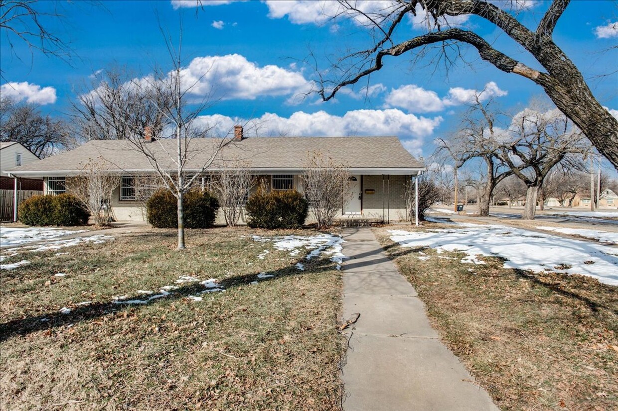 Foto principal - Spacious Townhome in Southeast Wichita