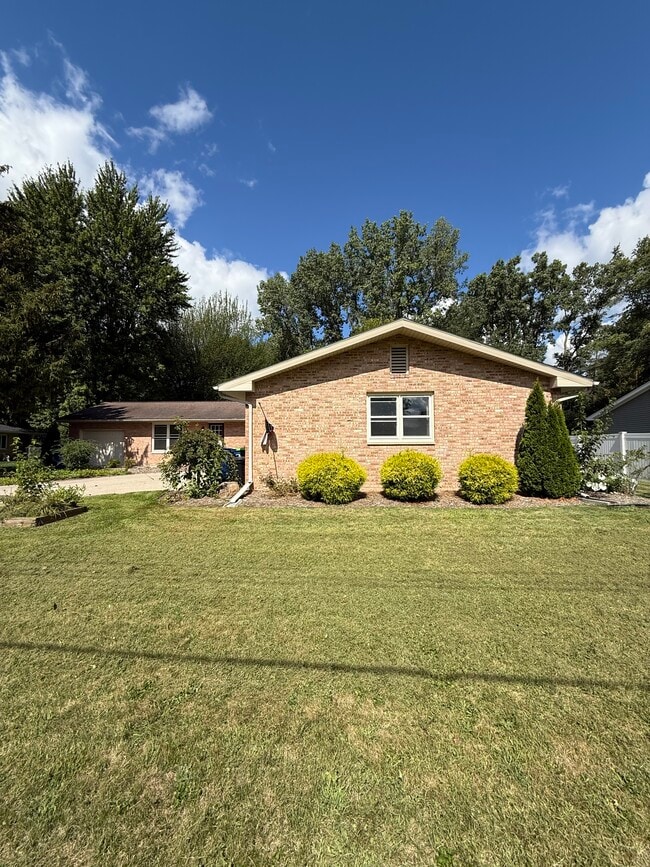 Building Photo - 8903 Highland Dr