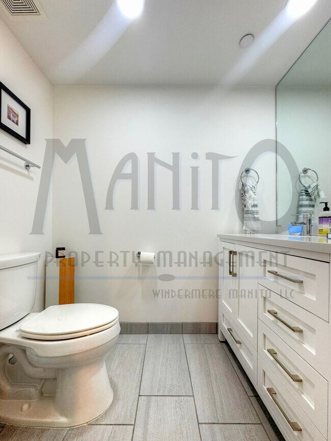 Building Photo - Stunning & Spacious Downtown Condo