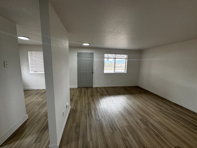 Building Photo - 1531 W Locust St