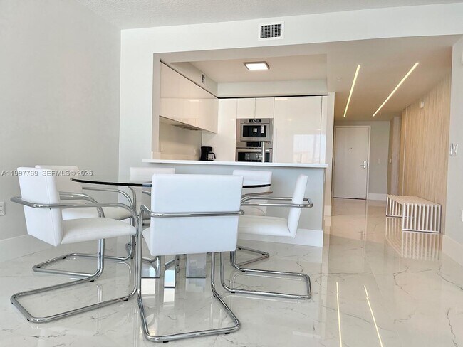 Foto del edificio - 330 Sunny Isles Blvd