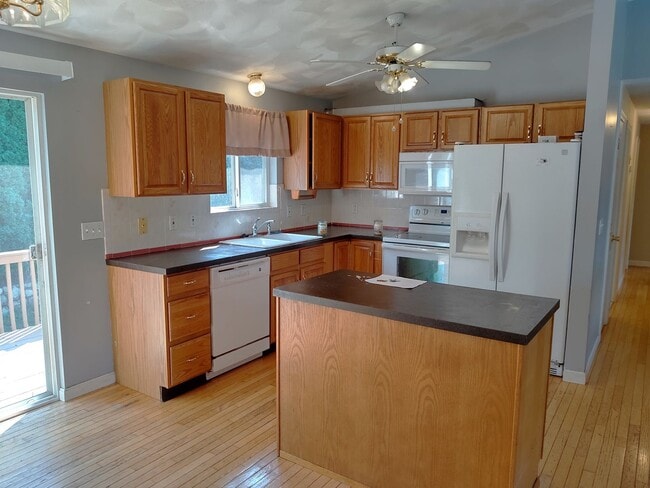 Building Photo - ****Cranston West/Stonehill - Single Famil...