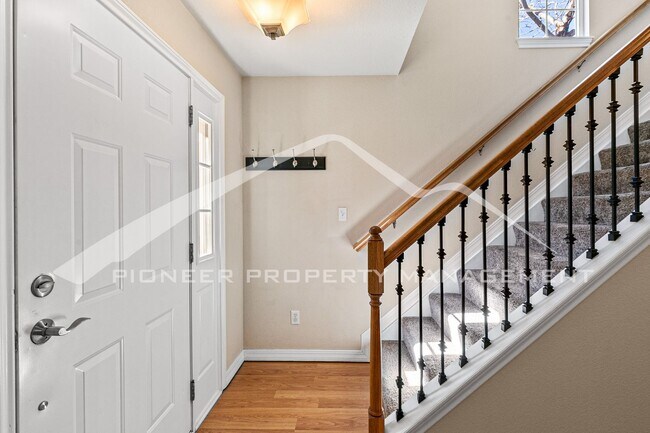 Foto del edificio - Spacious Townhouse with Fenced Patio and Washer/Dryer