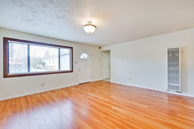 Building Photo - 1657 Latham St