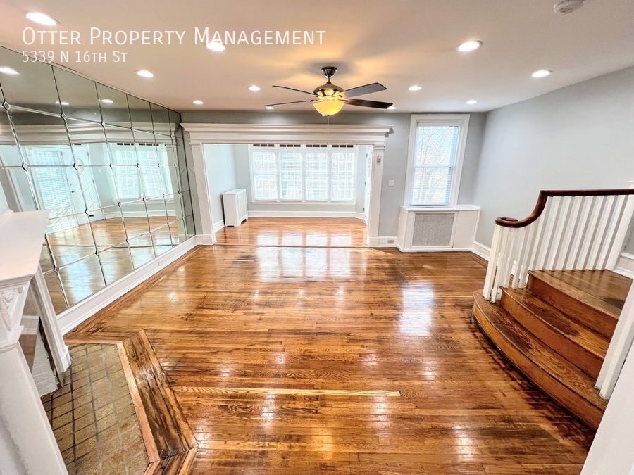 Photo - 4BR/1.5BA Stunning Expansive Home near LaS...