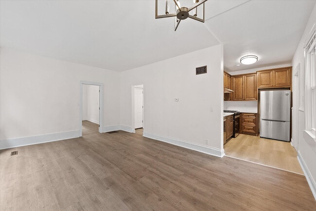 Building Photo - 2026 E Kenilworth Pl
