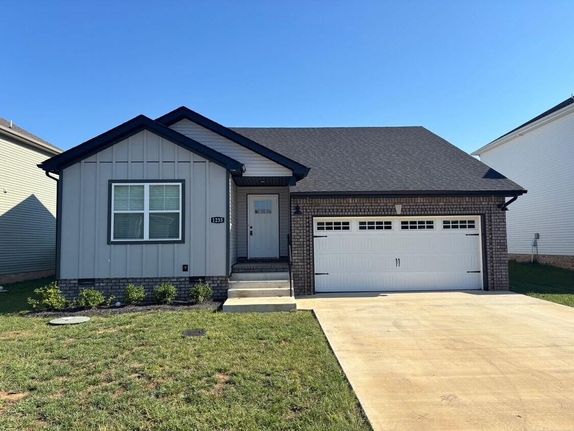 Foto principal - Stunning Like-New Home with Open Floor Pla...