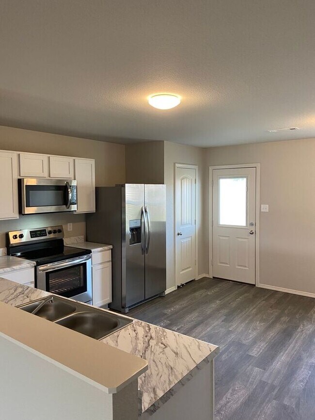 Foto del edificio - *New Years Special* BRAND NEW Four Bedroom...