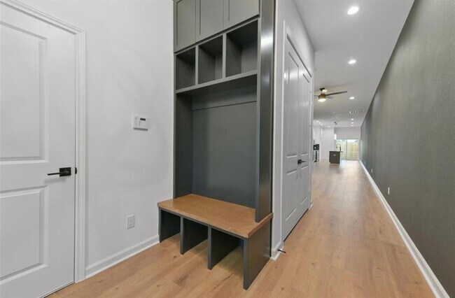 Building Photo - 5222 Pershing St