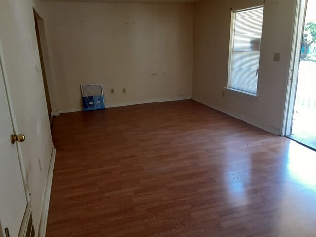 Building Photo - 2 Bedroom 1 bathroom -Central air and Heat