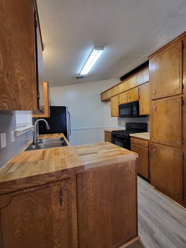 Foto del edificio - 3308 Timber Oak Dr