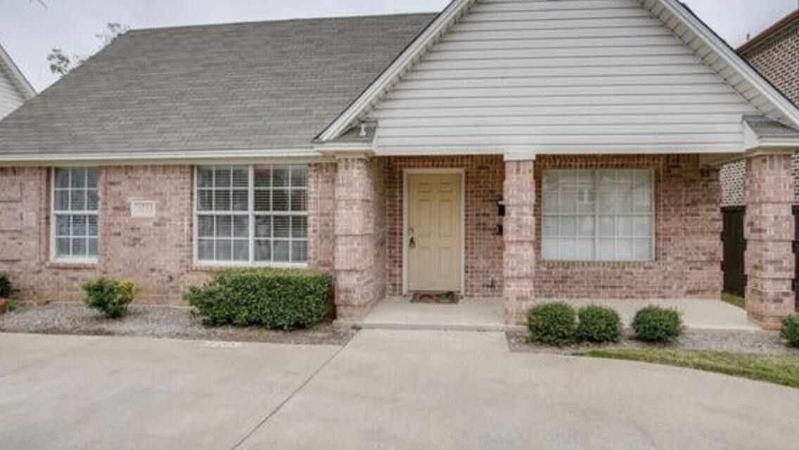 Primary Photo - 3229 S University Dr