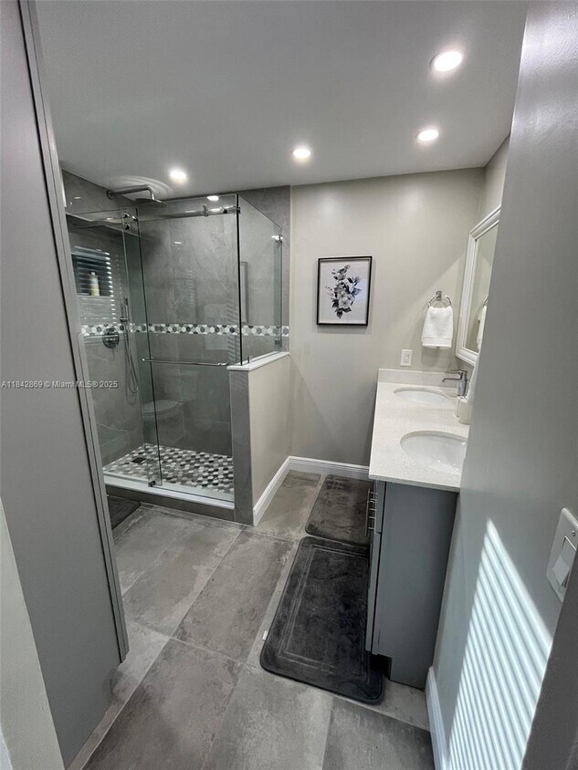 Foto principal - 1700 NW N River Dr