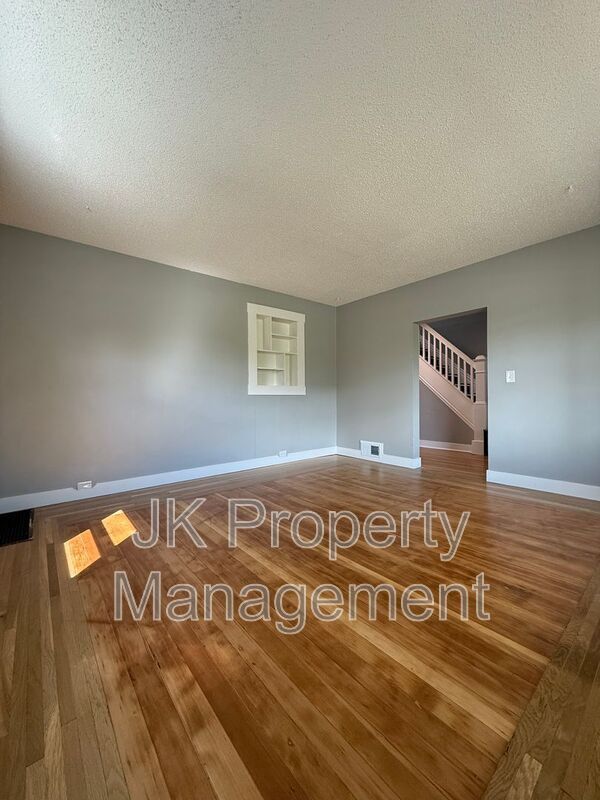 Building Photo - 913 5th Ave N