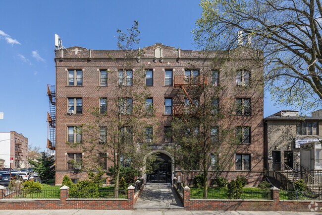 Front view. - 2985 Ocean Pky