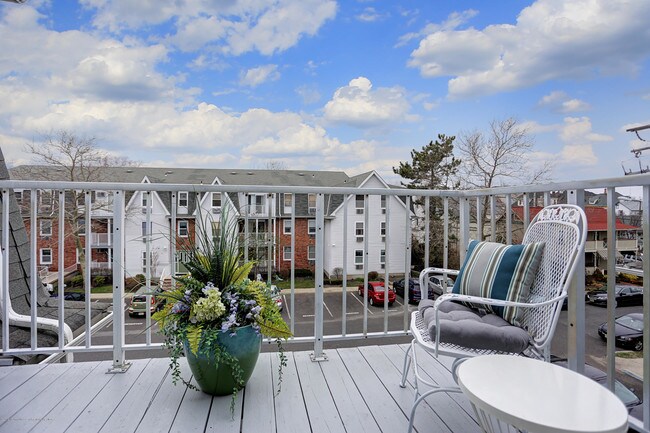 Foto del edificio - 65 Whitefield Ave