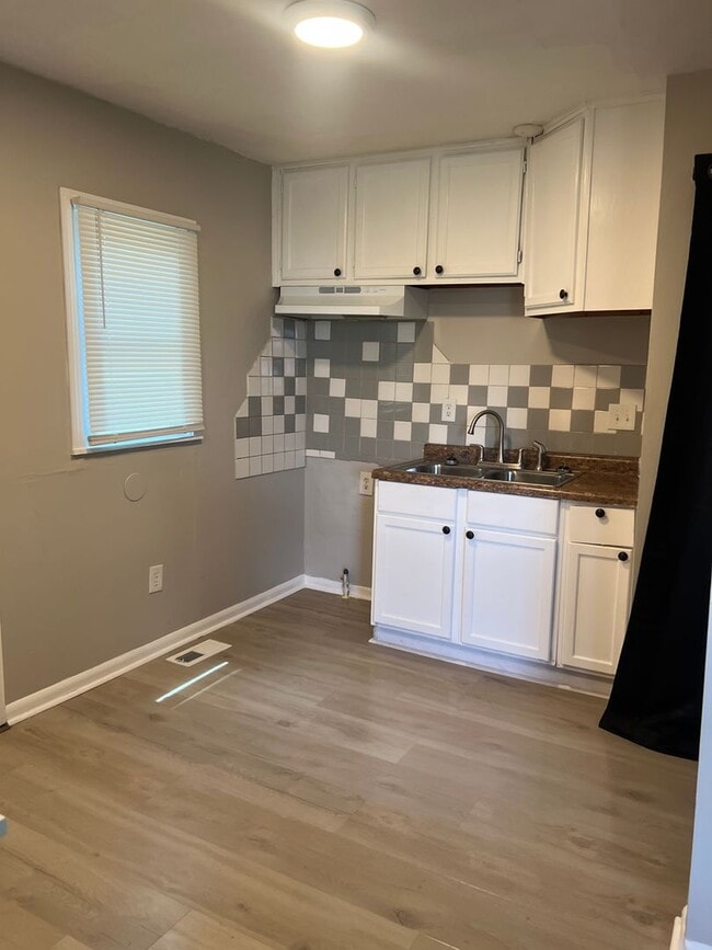 Building Photo - A beautiful newly renovated 3 Bed, 1 full ...