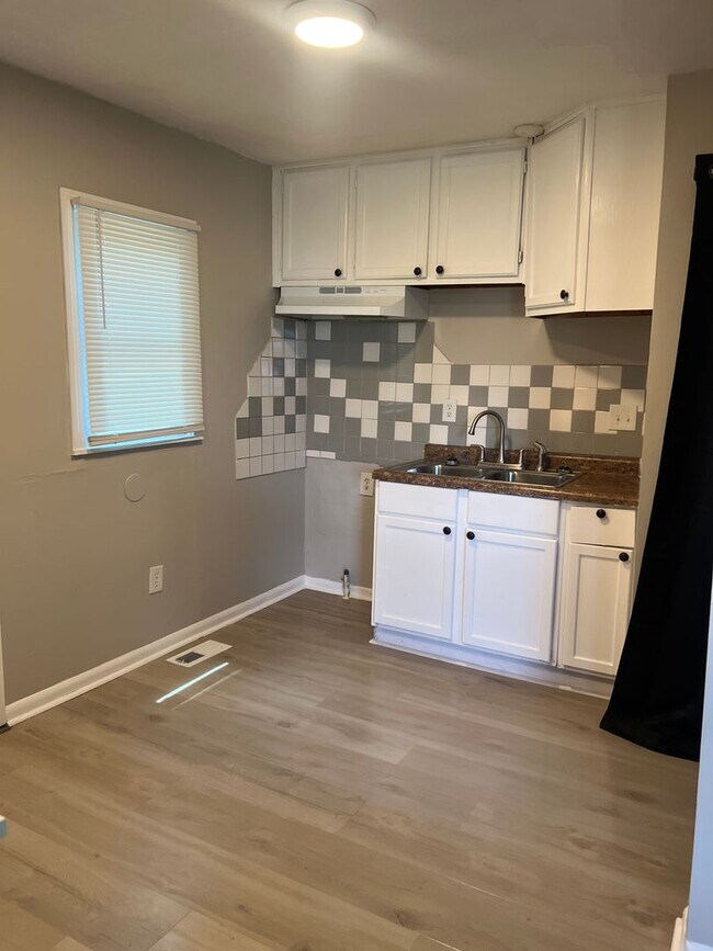 Photo - A beautiful newly renovated 3 Bed, 1 full ... House