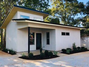 Building Photo - 306 S Oak St