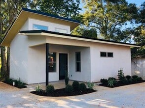 Building Photo - 306 S Oak St
