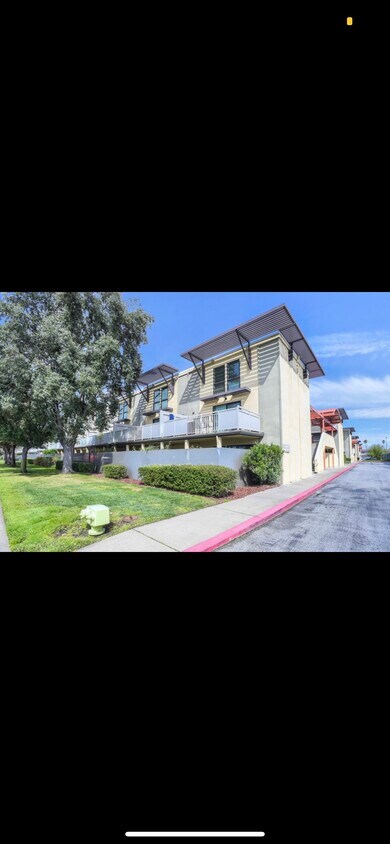 Front - 6102 Admiralty Ln