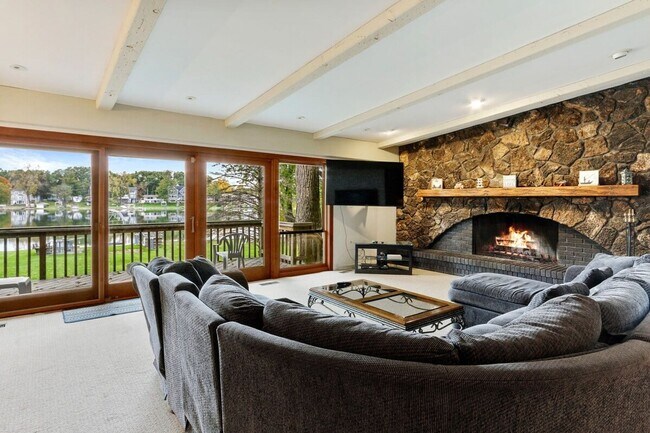 Foto del edificio - Powers Lake Waterfront Home with Private Pier Available for Monthly Rental