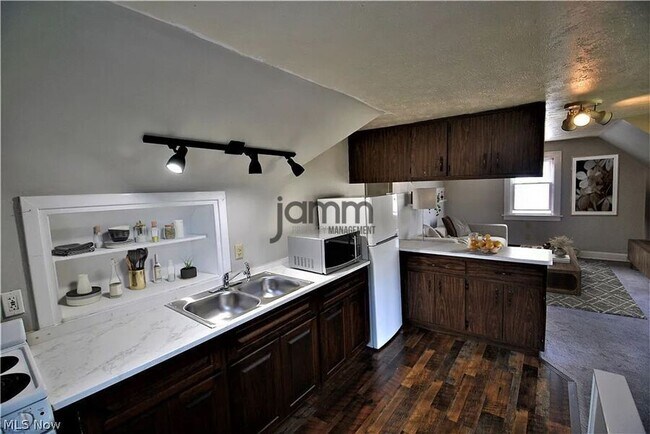 Foto del edificio - 1257 W Clifton Blvd