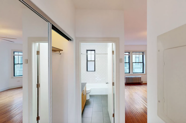 Building Photo - 401 E 57th St