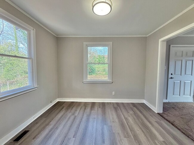 Building Photo - Newly Renovated 2 Bedroom 1 Bath Home In S...
