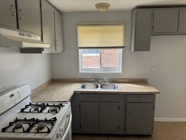 Kitchen - 14708 Kenwood Ave