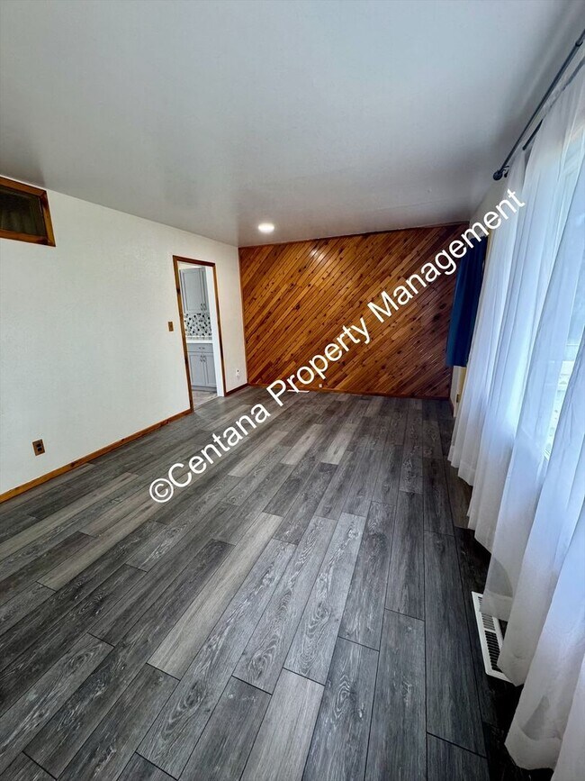Foto del edificio - 3 Bed 1 Bath located on the flats