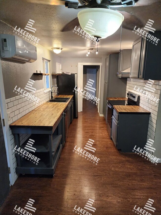 Foto del edificio - 3 Bed 2 Bath Graham Home w/ Beautiful Kitchen Remodel!
