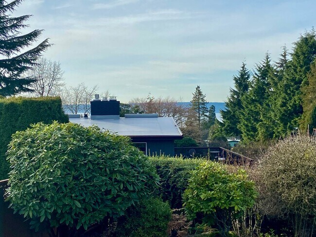 Building Photo - Oversized Normandy park home with Personal...