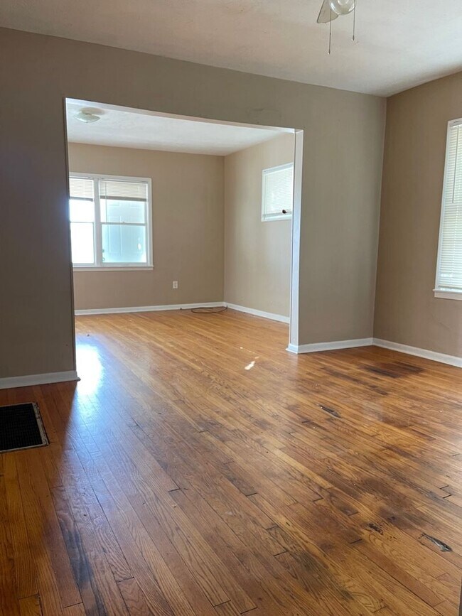 Building Photo - Spacious 3 bedroom in Triplex Available now!!