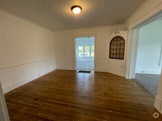 Building Photo - 593 Maple St