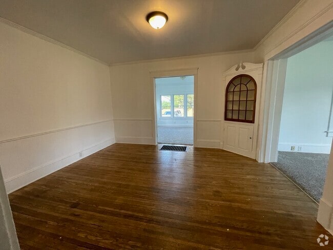 Building Photo - 593 Maple St