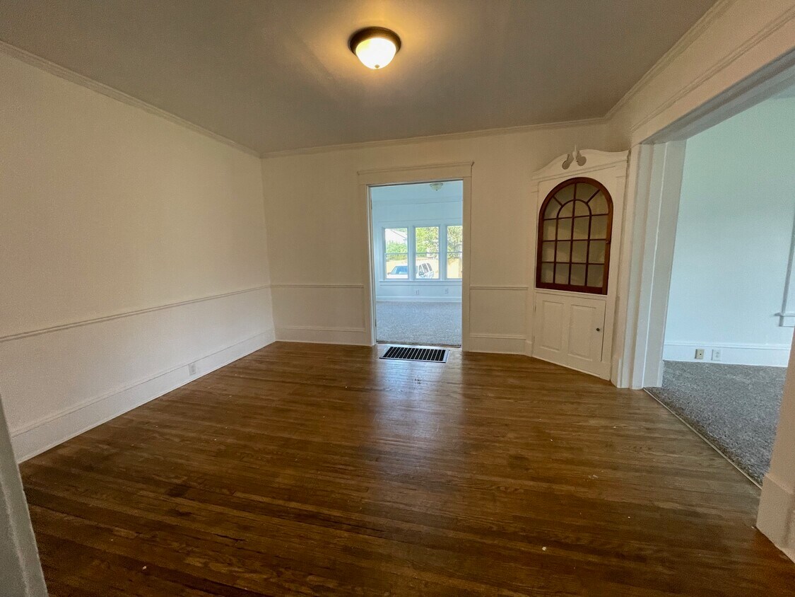 Dining - 593 Maple St
