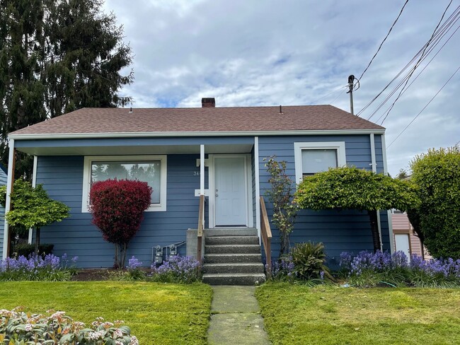 Building Photo - 3439 33rd Ave W