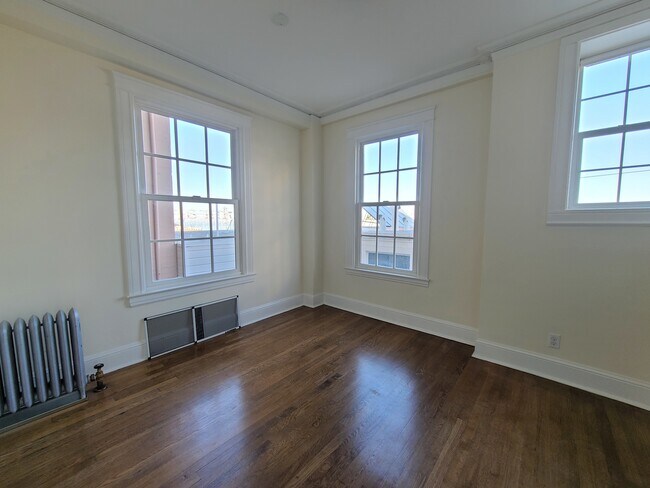 Building Photo - 990 Bay St