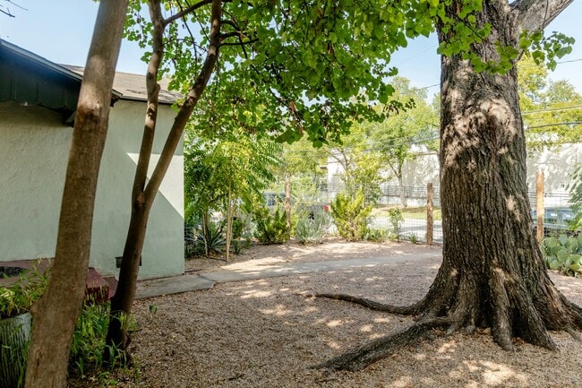 Foto del edificio - 4611 Harmon Ave