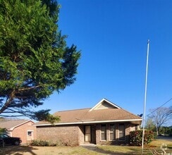 Building Photo - 704 Gayle St