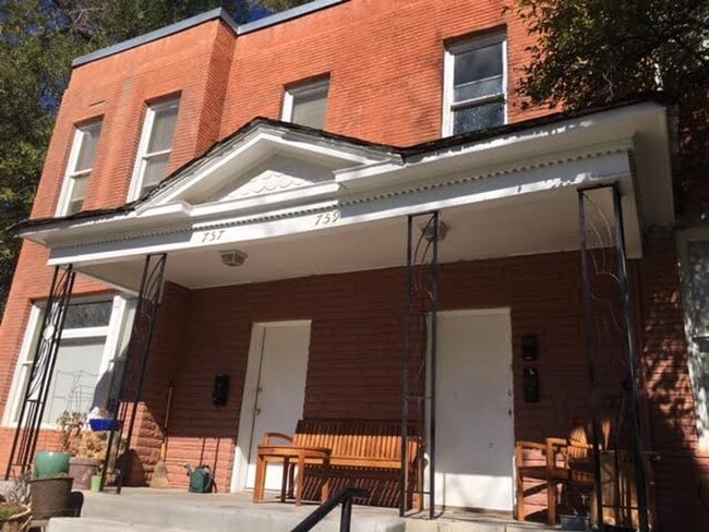 Building Photo - Private Guy Room in 5 bedroom 2 bath triplex