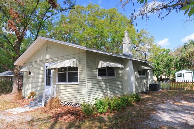 Building Photo - 904 E Tomlin St