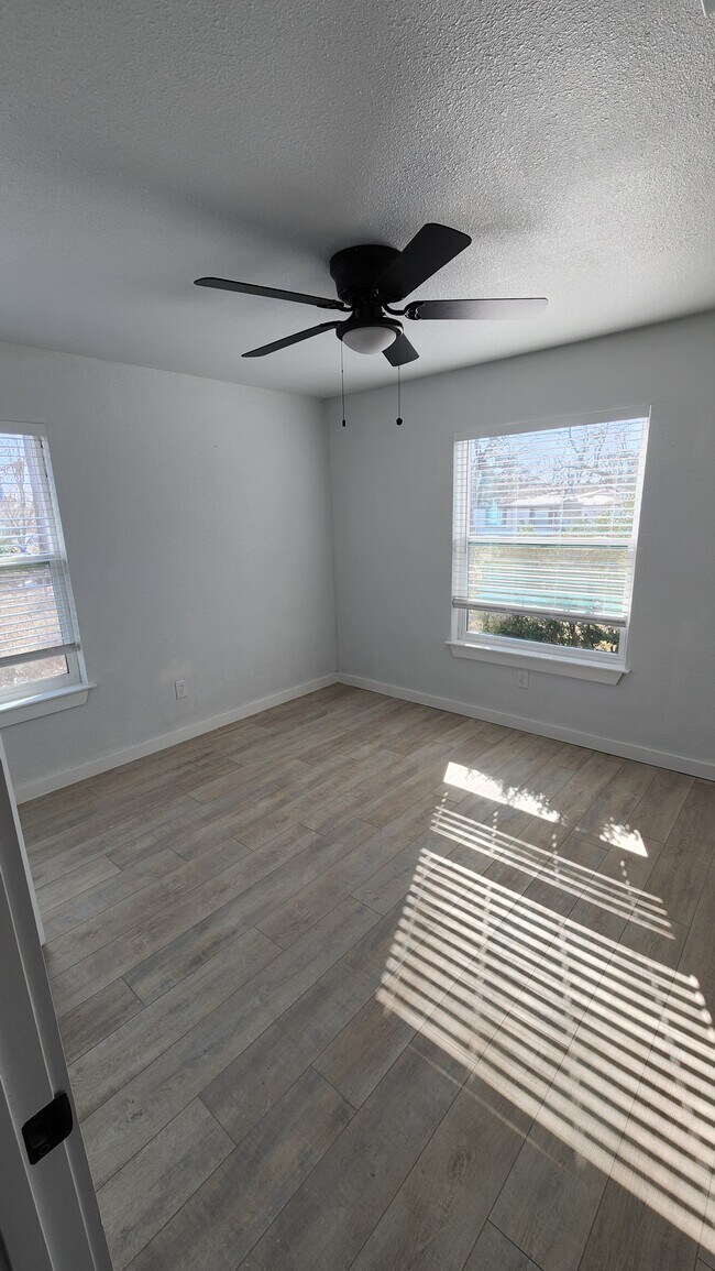 Building Photo - 1613 James Dr