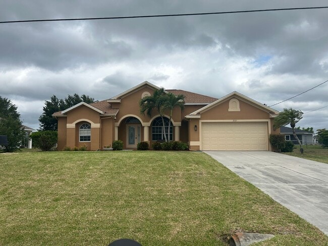 Building Photo - Gorgeous 4/2 wont last long