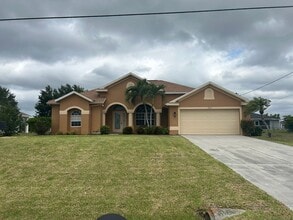 Building Photo - Gorgeous 4/2 wont last long